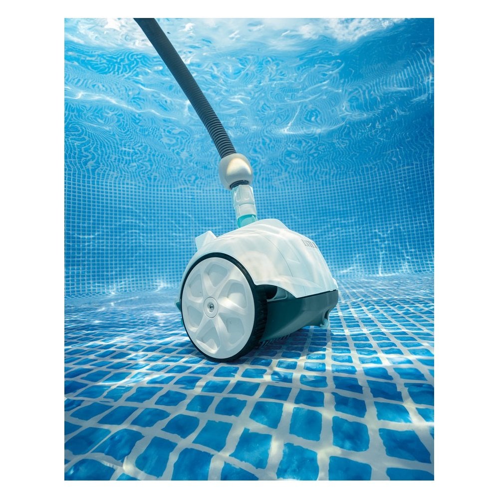 Pool vacuum for pool cleaning